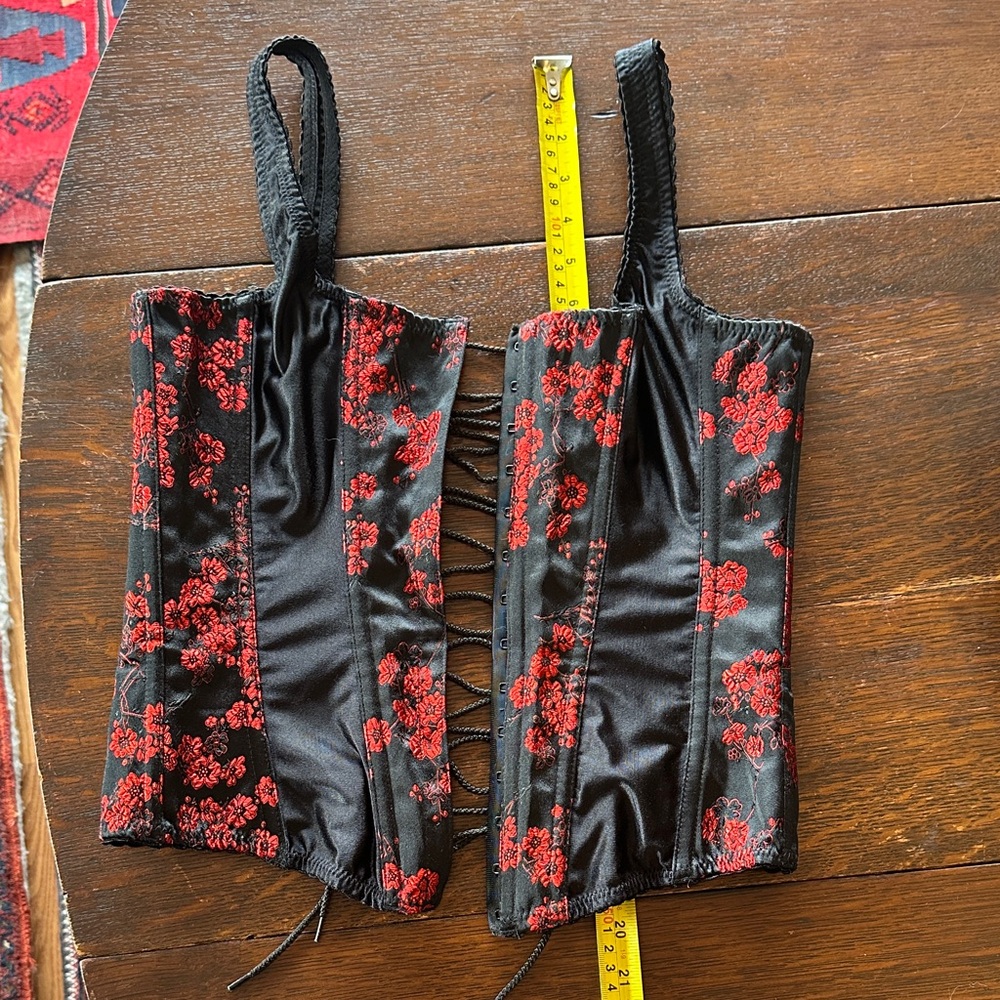 32” M/L Tesa adjustable corset. Red and Black. Never used. Straps have stretch